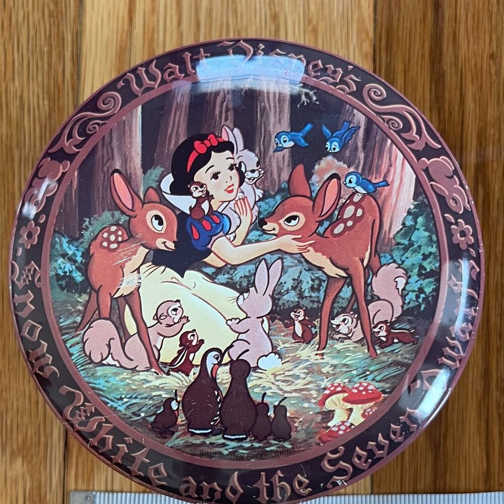 Vintage Walt Disney's Snow White and the Seven Dwarfs Tin -- Made in England